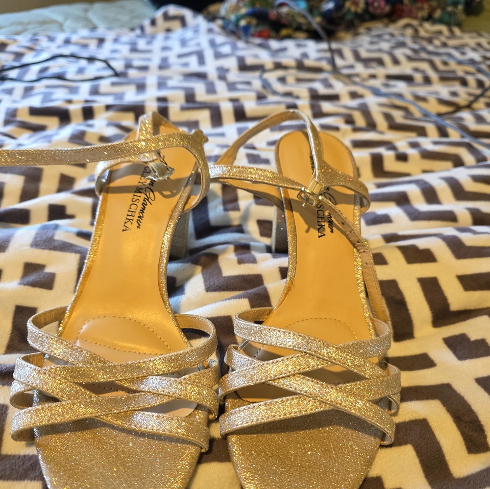 Badgley Mischka Gold Heels Elegant Design